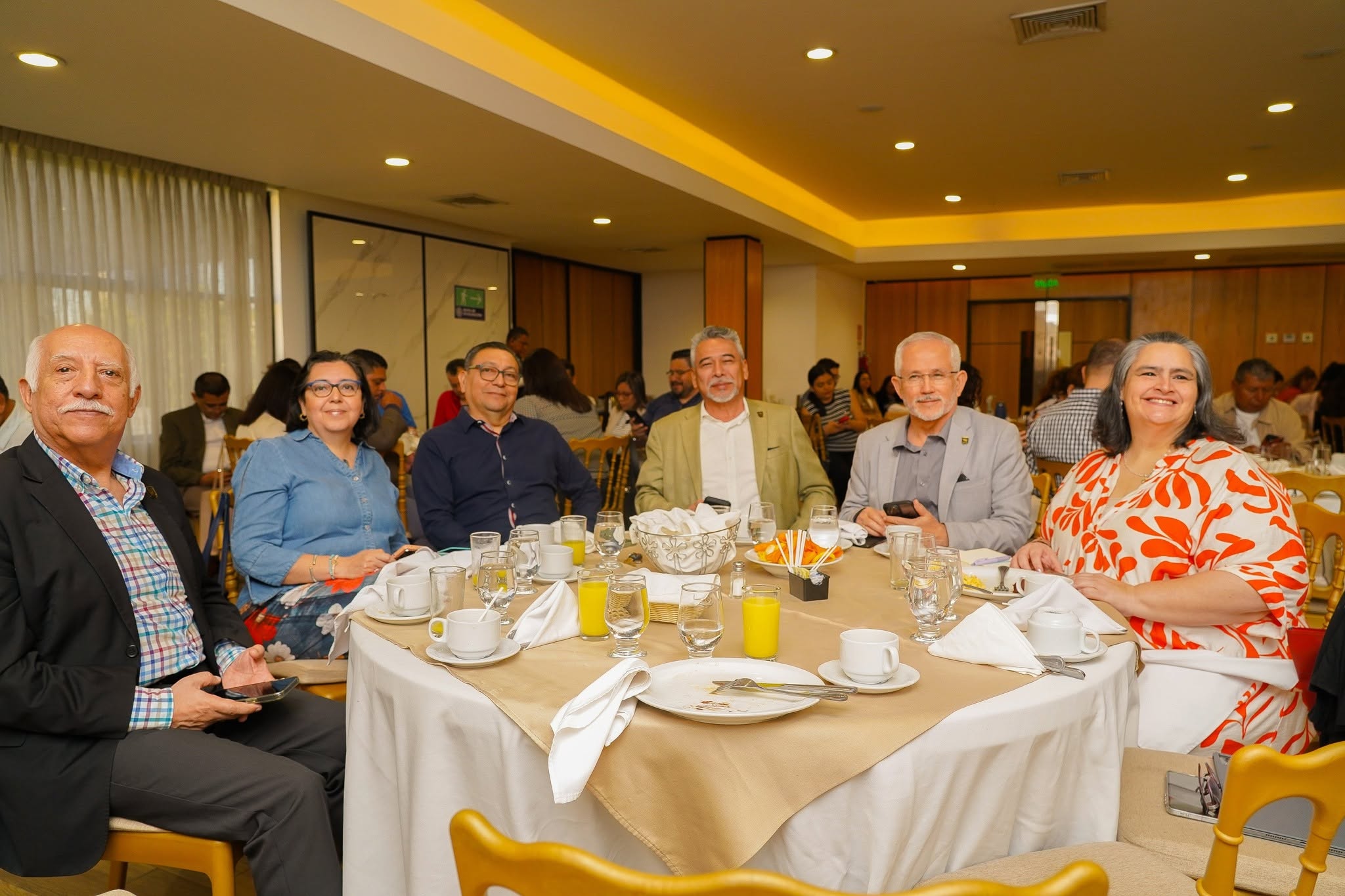 Autoridades de la UPES compartiendo en un desayuno institucional