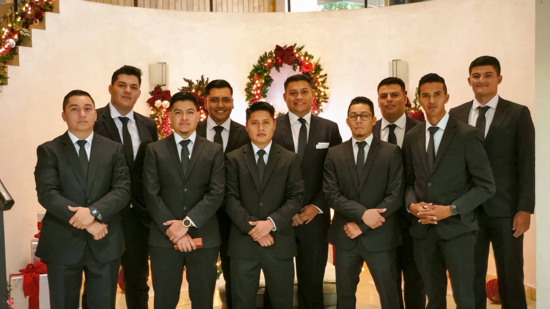 Grupo de graduados posando en un evento de fin de año