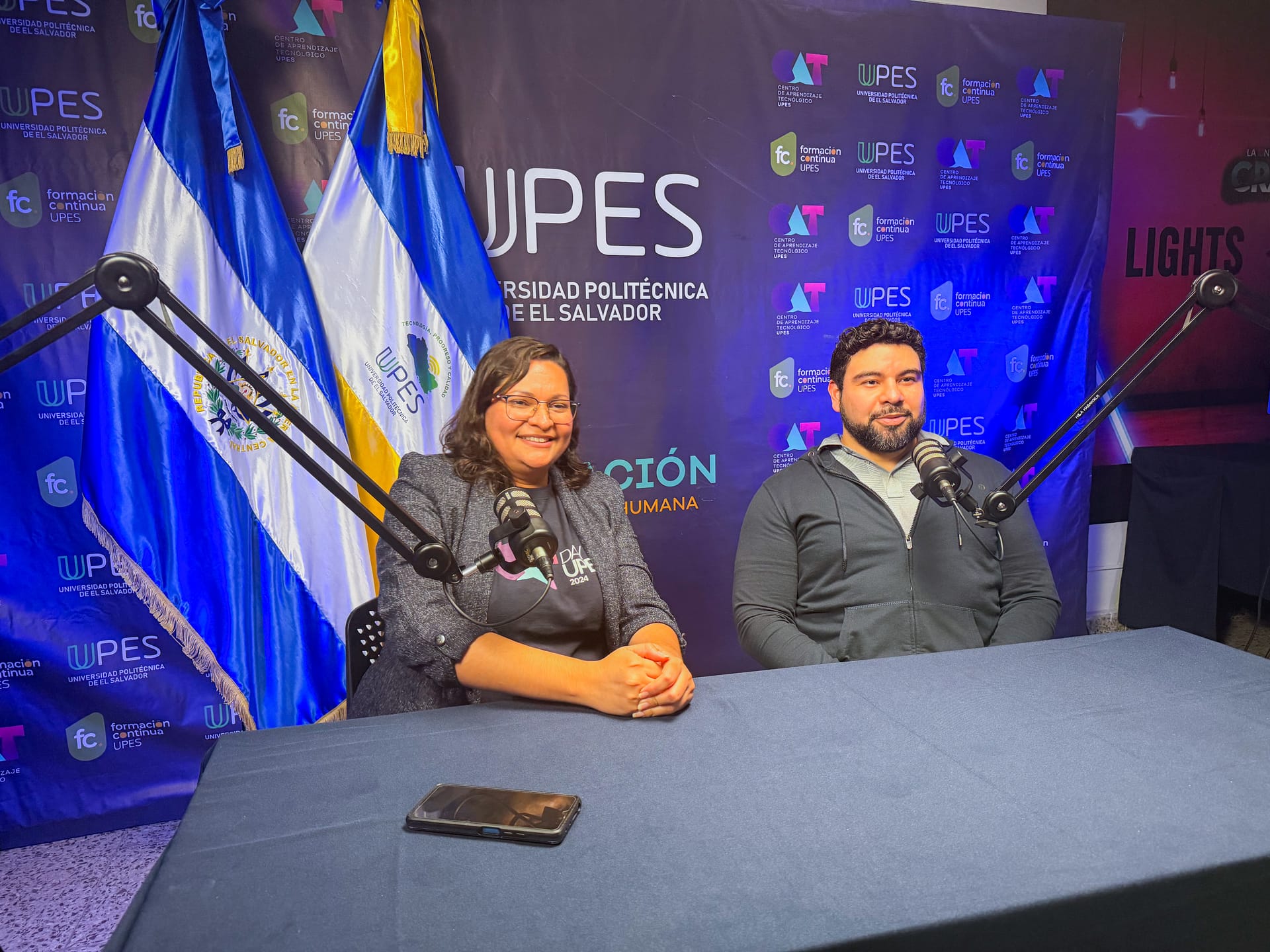 Entrevista institucional frente a un backdrop de la UPES