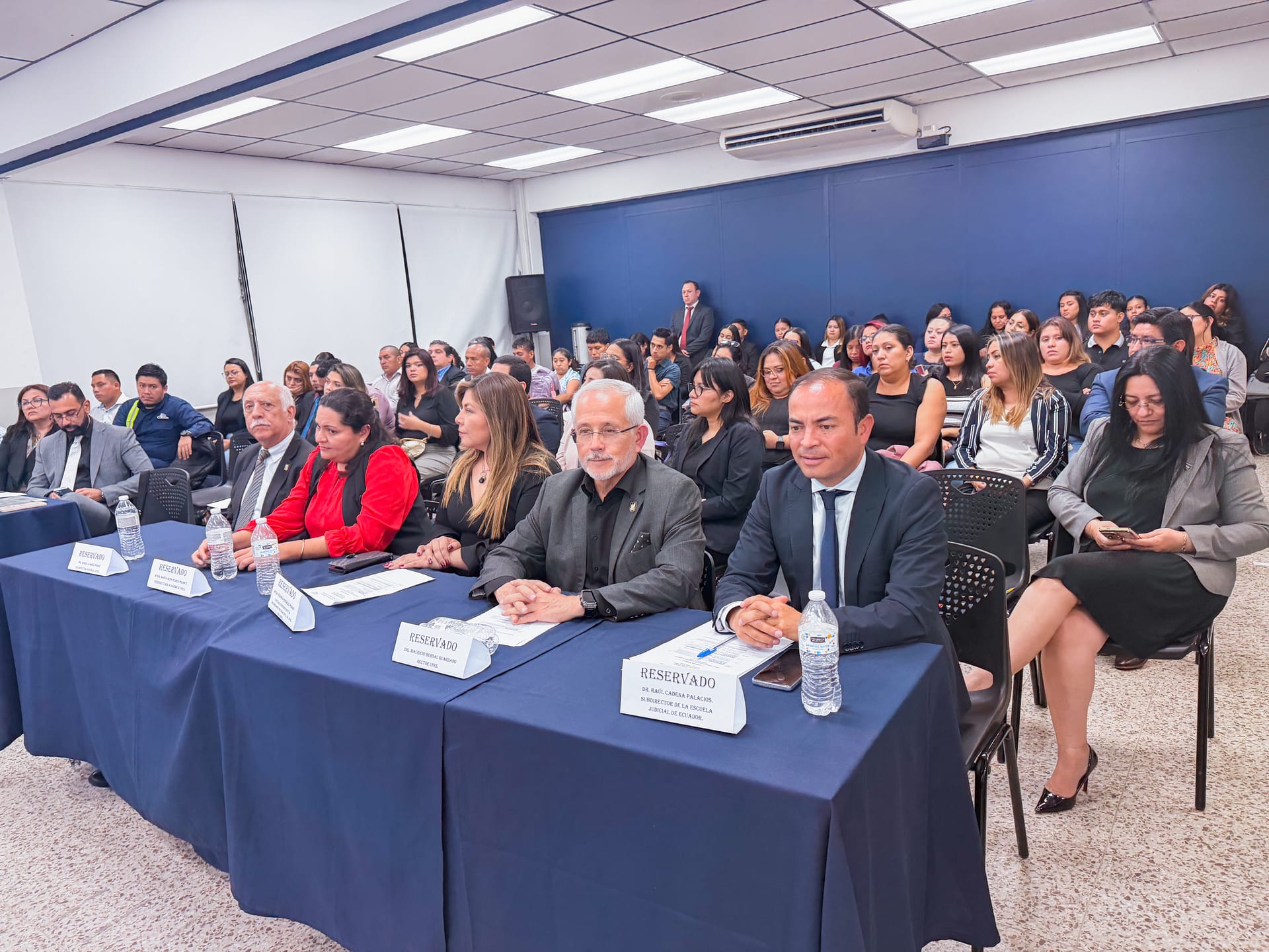 Autoridades y asistentes en un evento institucional