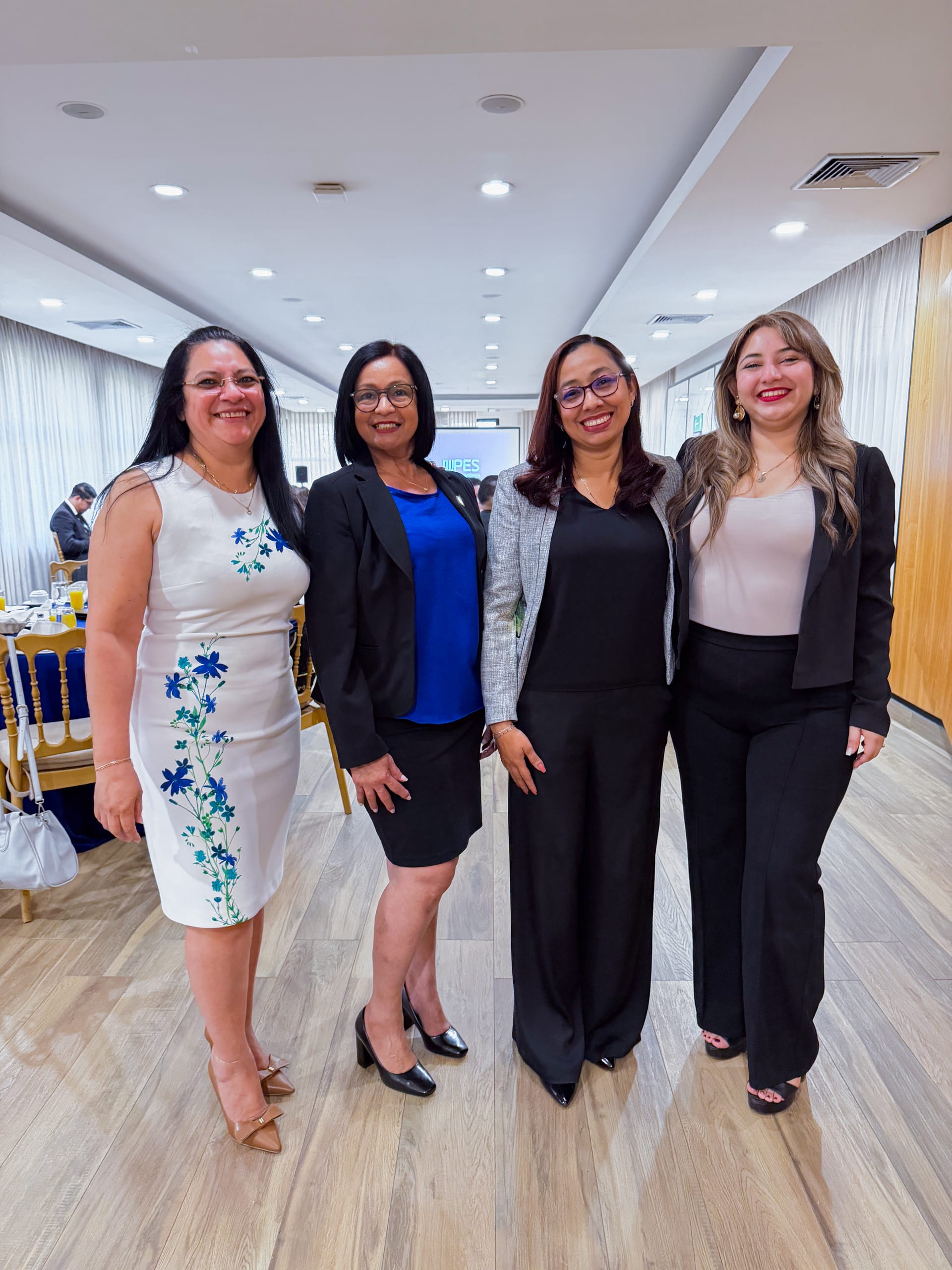 Colaboradoras de la UPES sonriendo en un evento institucional