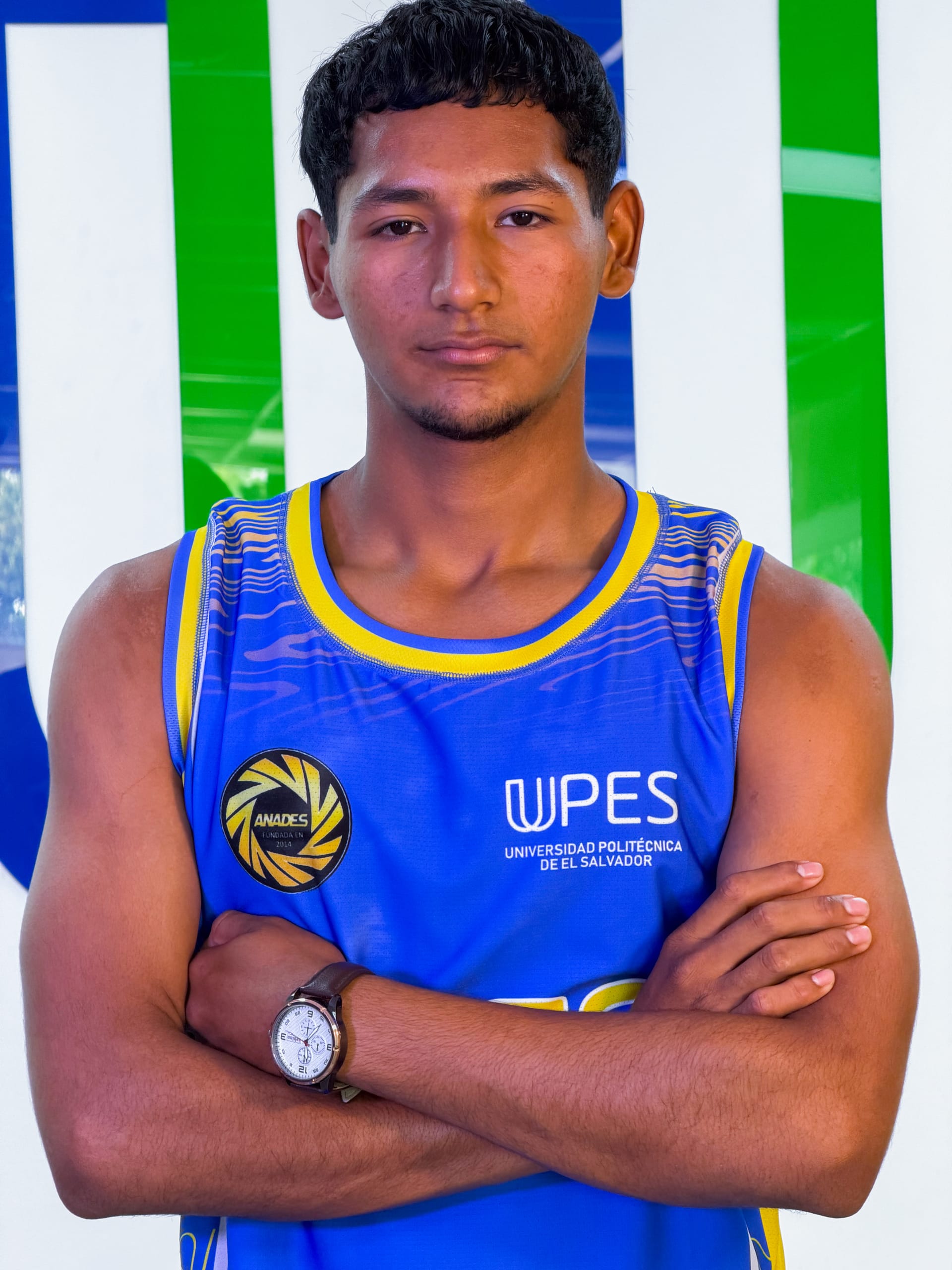Estudiante deportista con el uniforme de baloncesto de la UPES