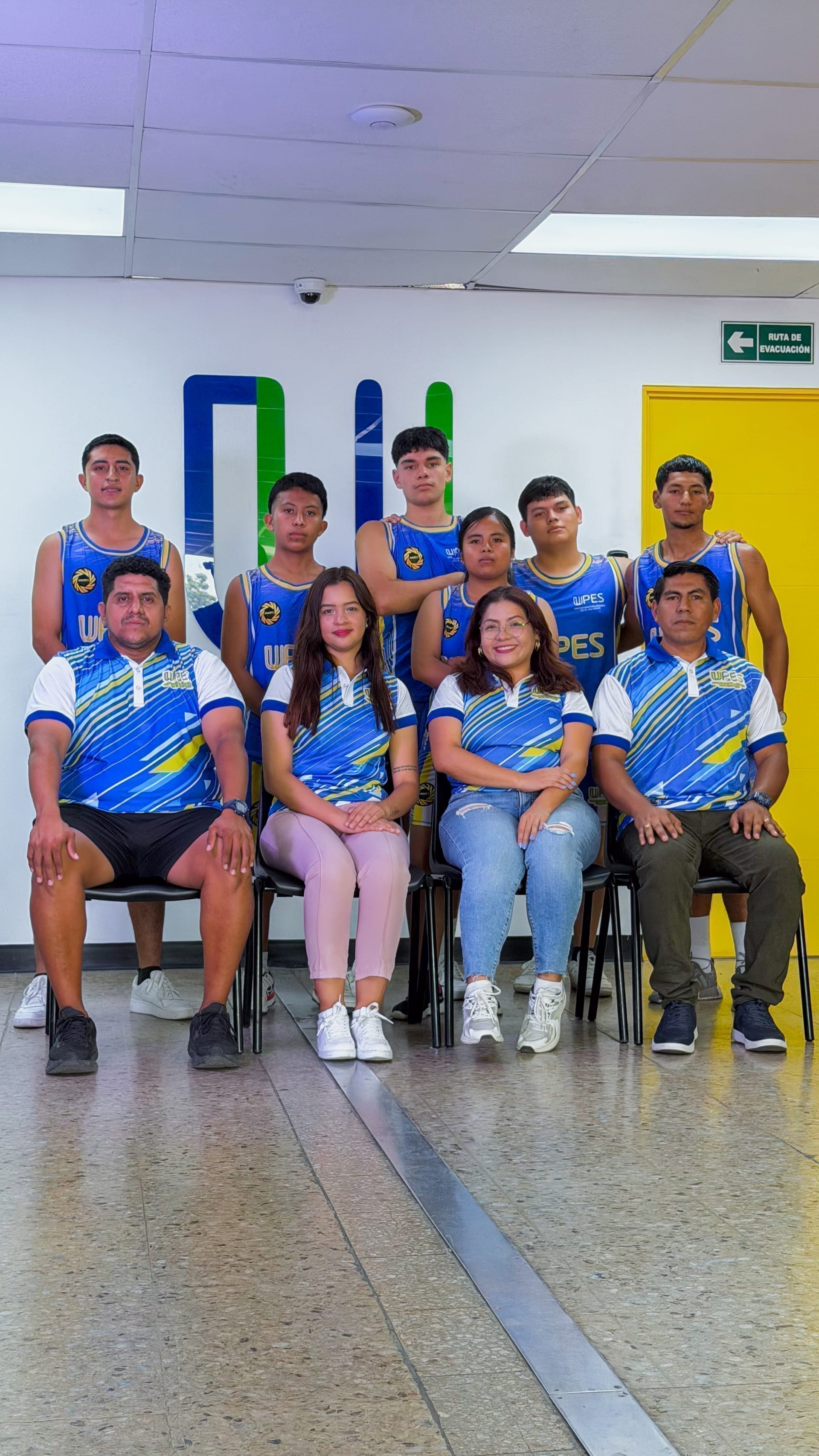 Equipo de baloncesto de la UPES posando en grupo