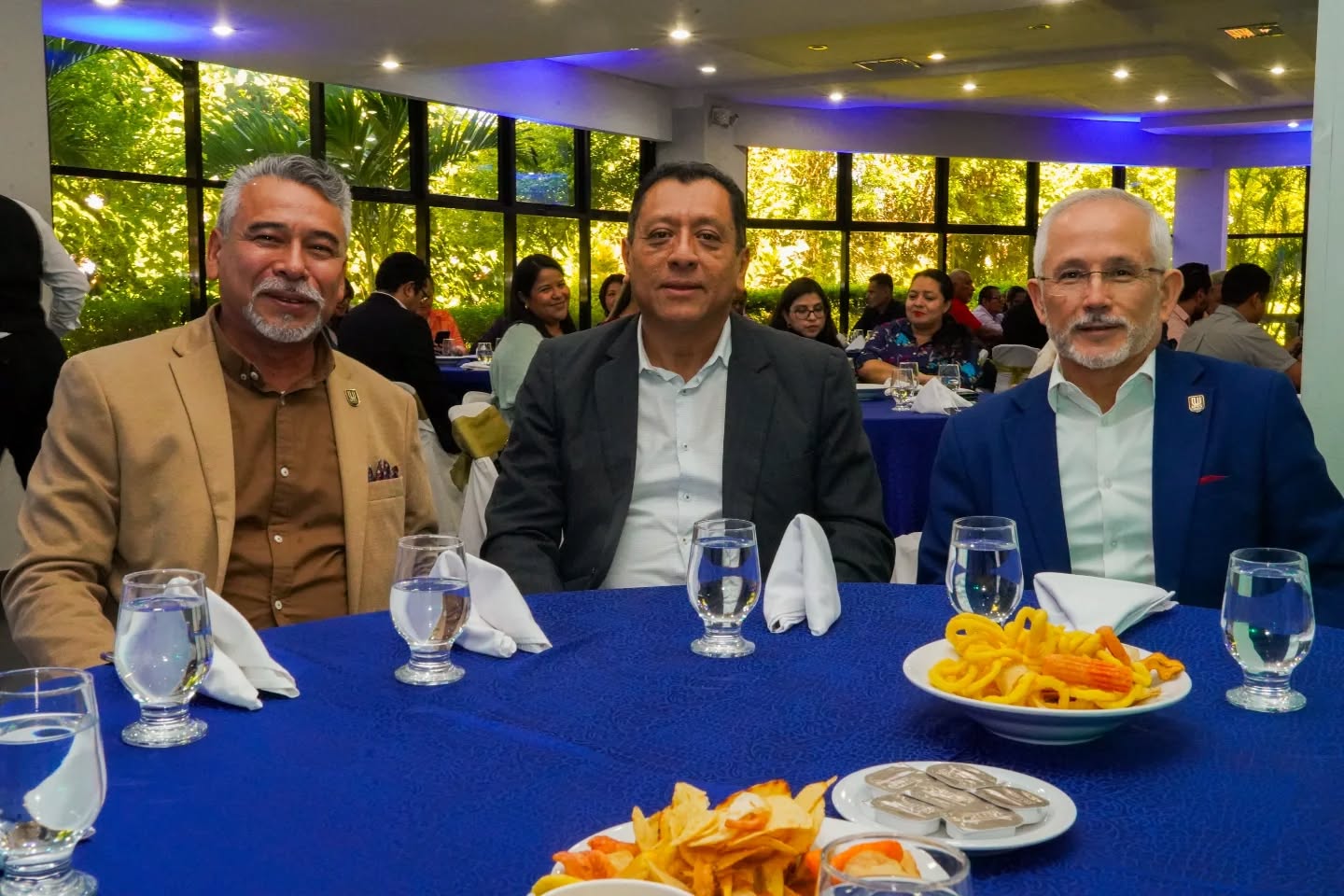 Directivos compartiendo en una mesa durante un evento