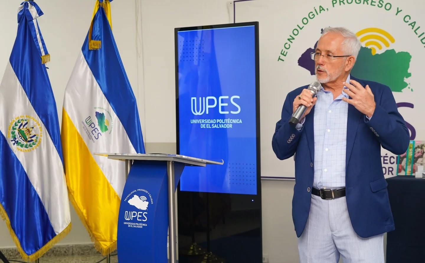El rector de la UPES dando un discurso con micrófono