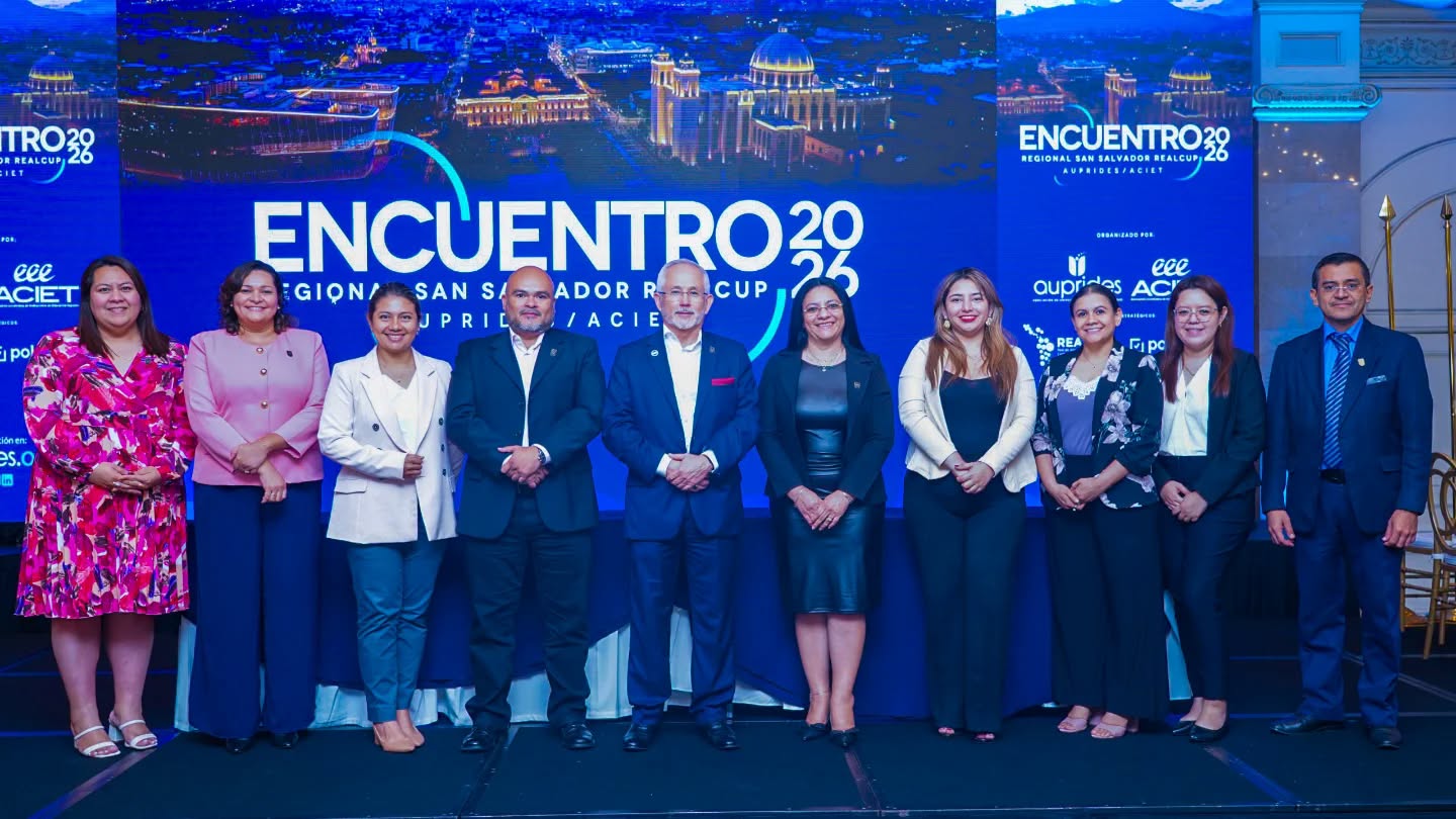 Representantes institucionales en un encuentro regional universitario