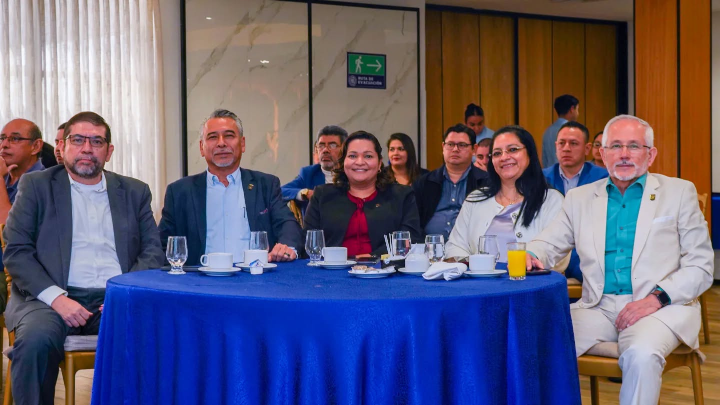 Autoridades de la UPES en una mesa durante una conferencia
