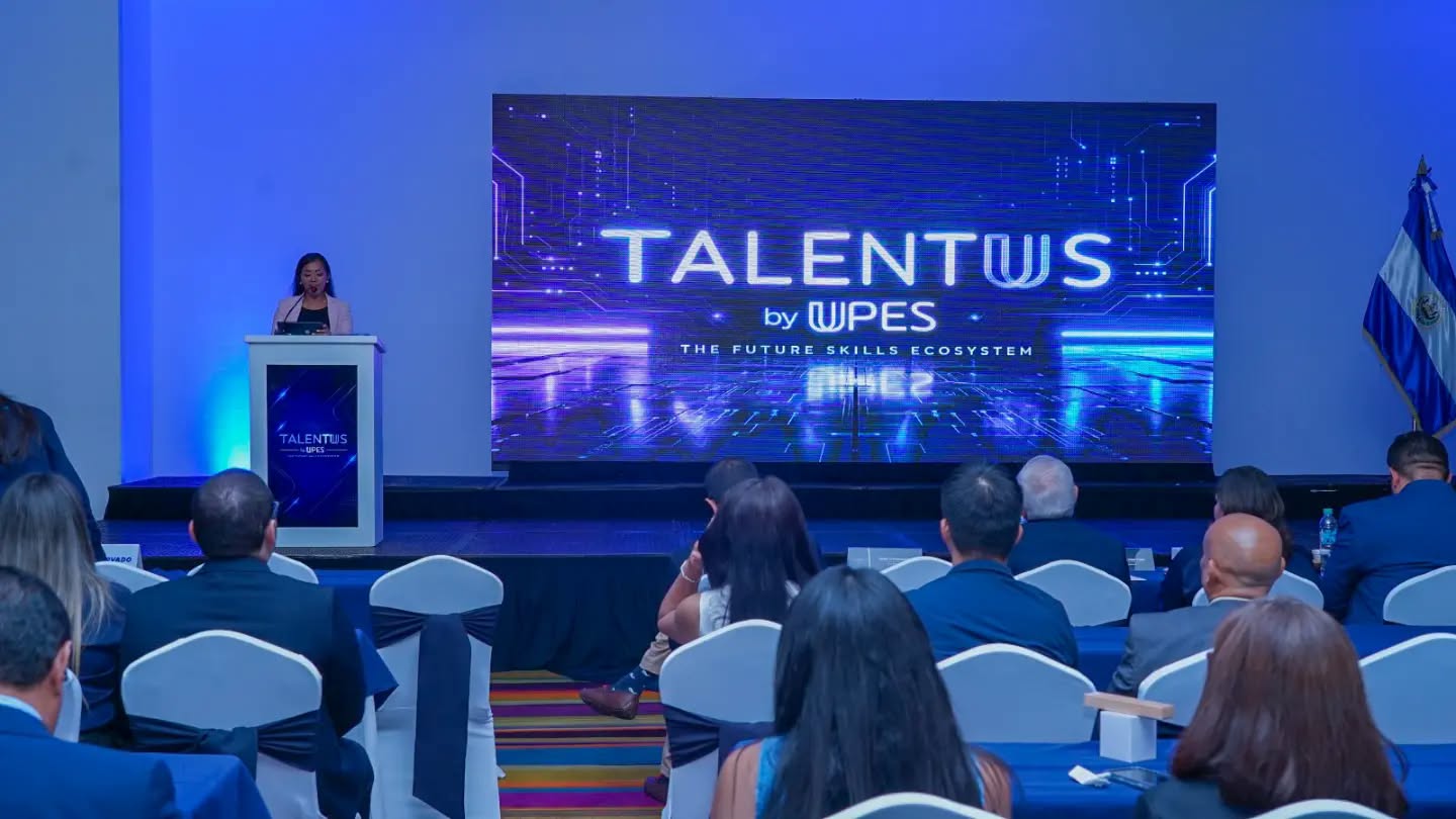 Presentación de una iniciativa institucional en un auditorio