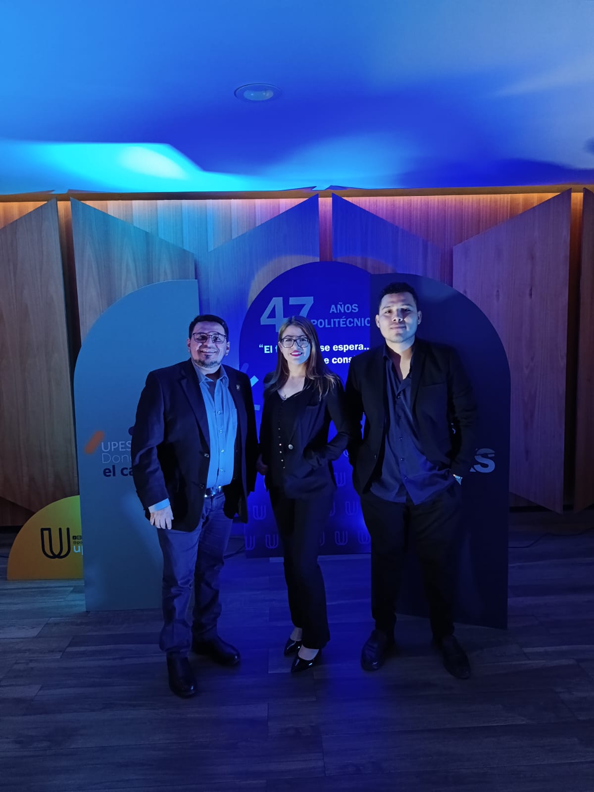 Colaboradores de la UPES en un evento de aniversario institucional