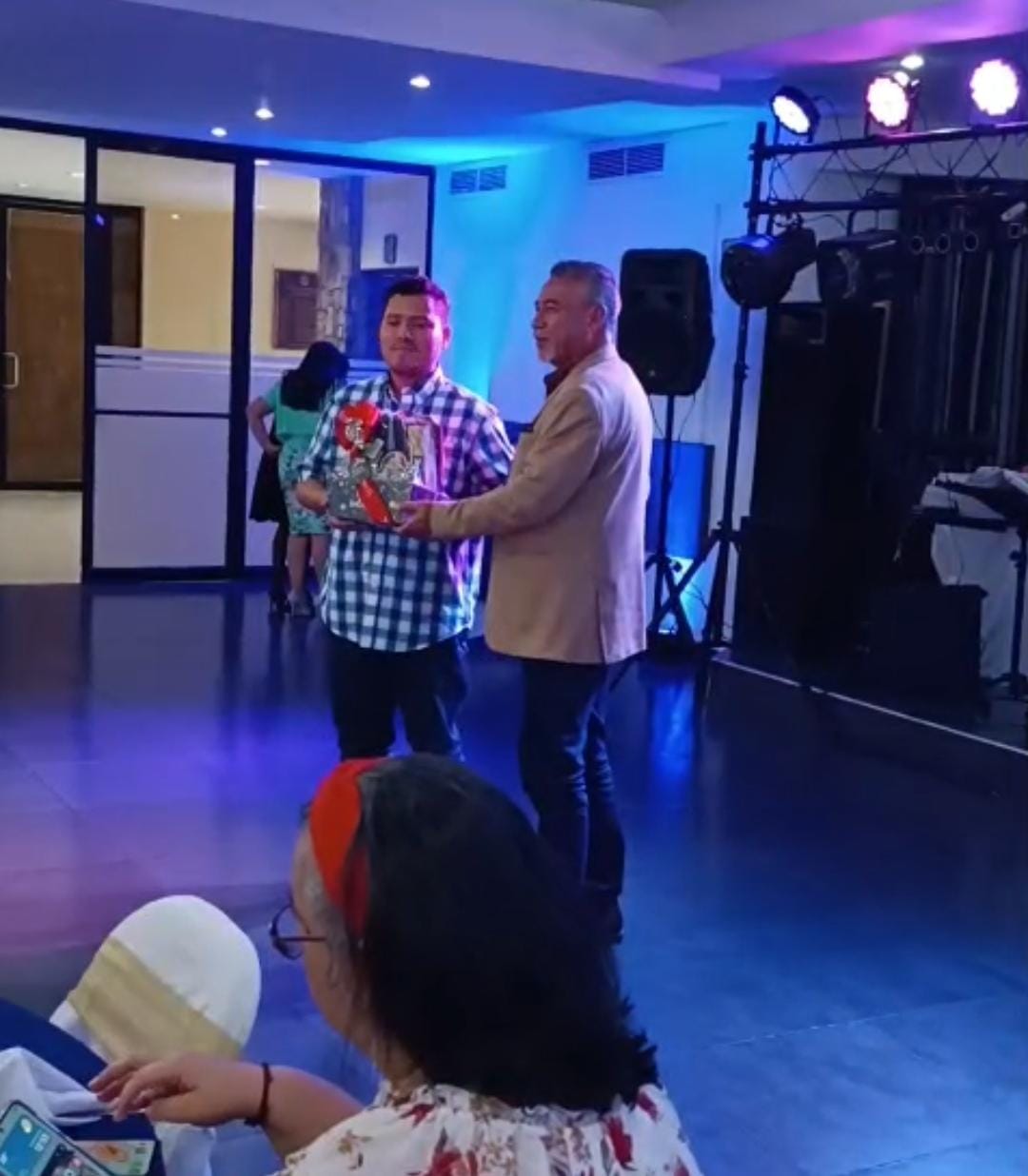 Entrega de un reconocimiento durante un evento social de la UPES